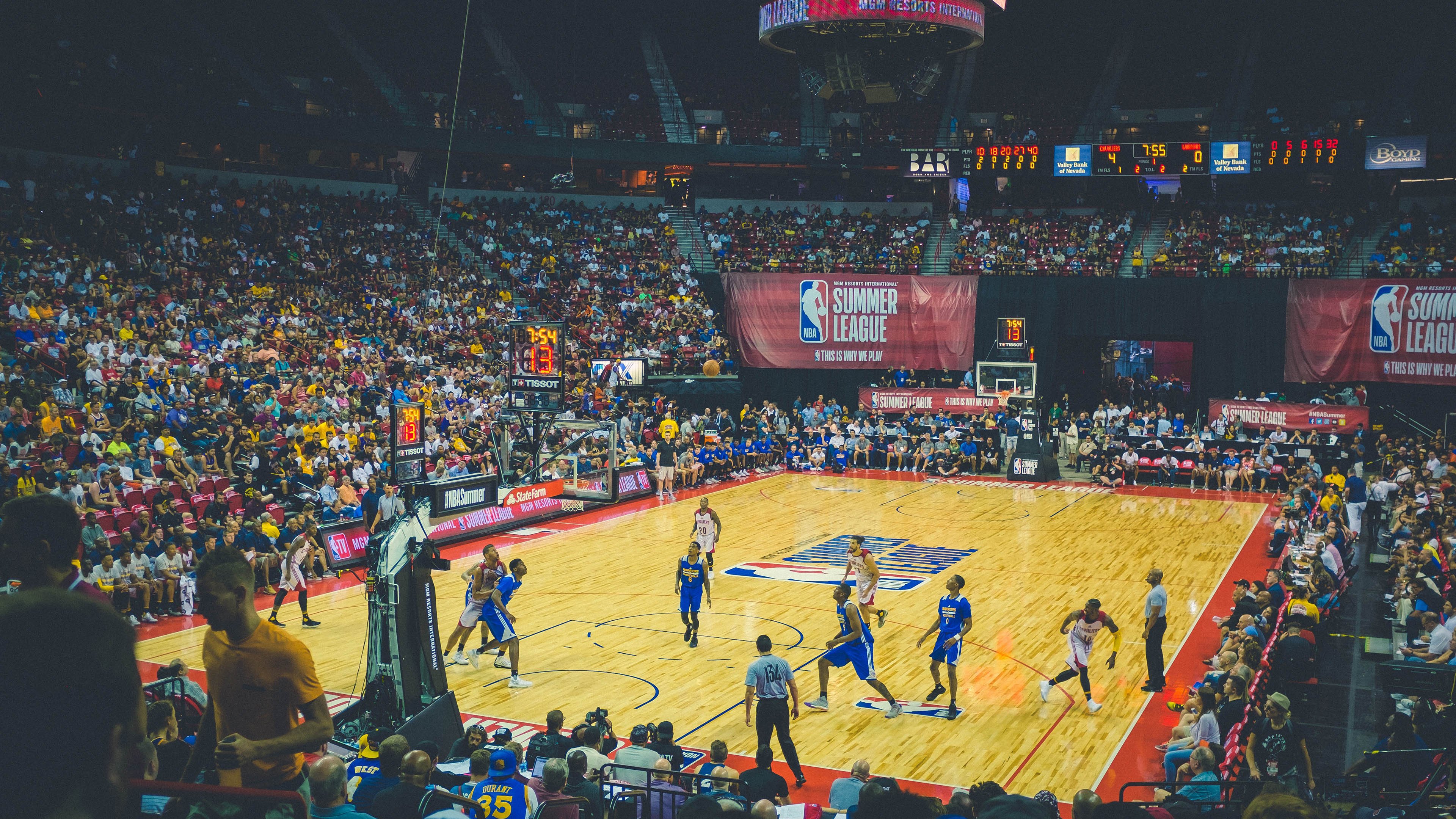 大学生三打三篮球“宿舍杯” 朋友临时凑队爆冷夺冠